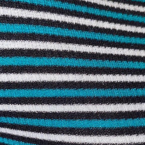 Striped Off-Shoulder Crop Top - Picture 4 of 10